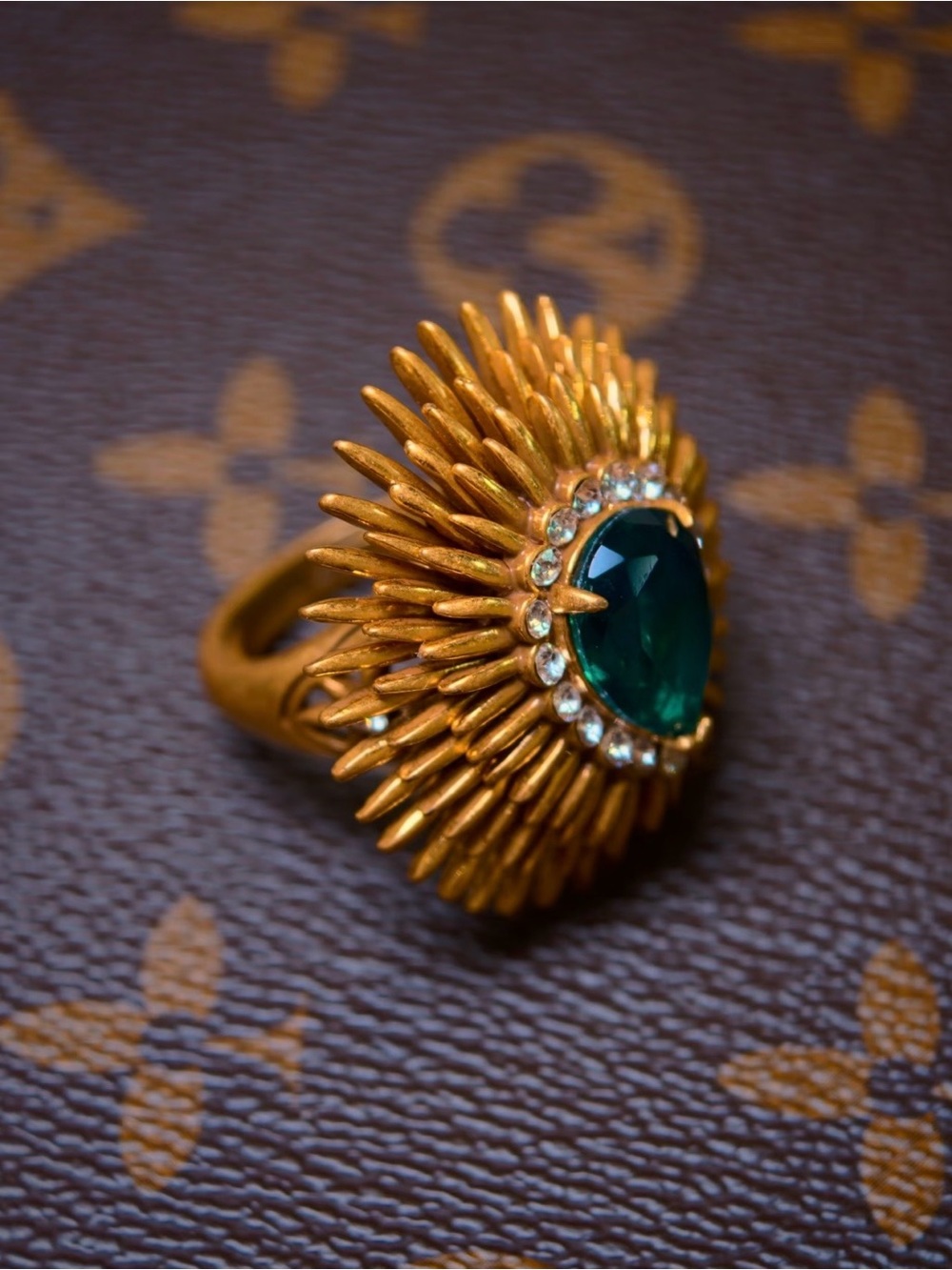 Museum collection level Gold-Tone Sunburst Ring with Emerald Green Stone size7/8